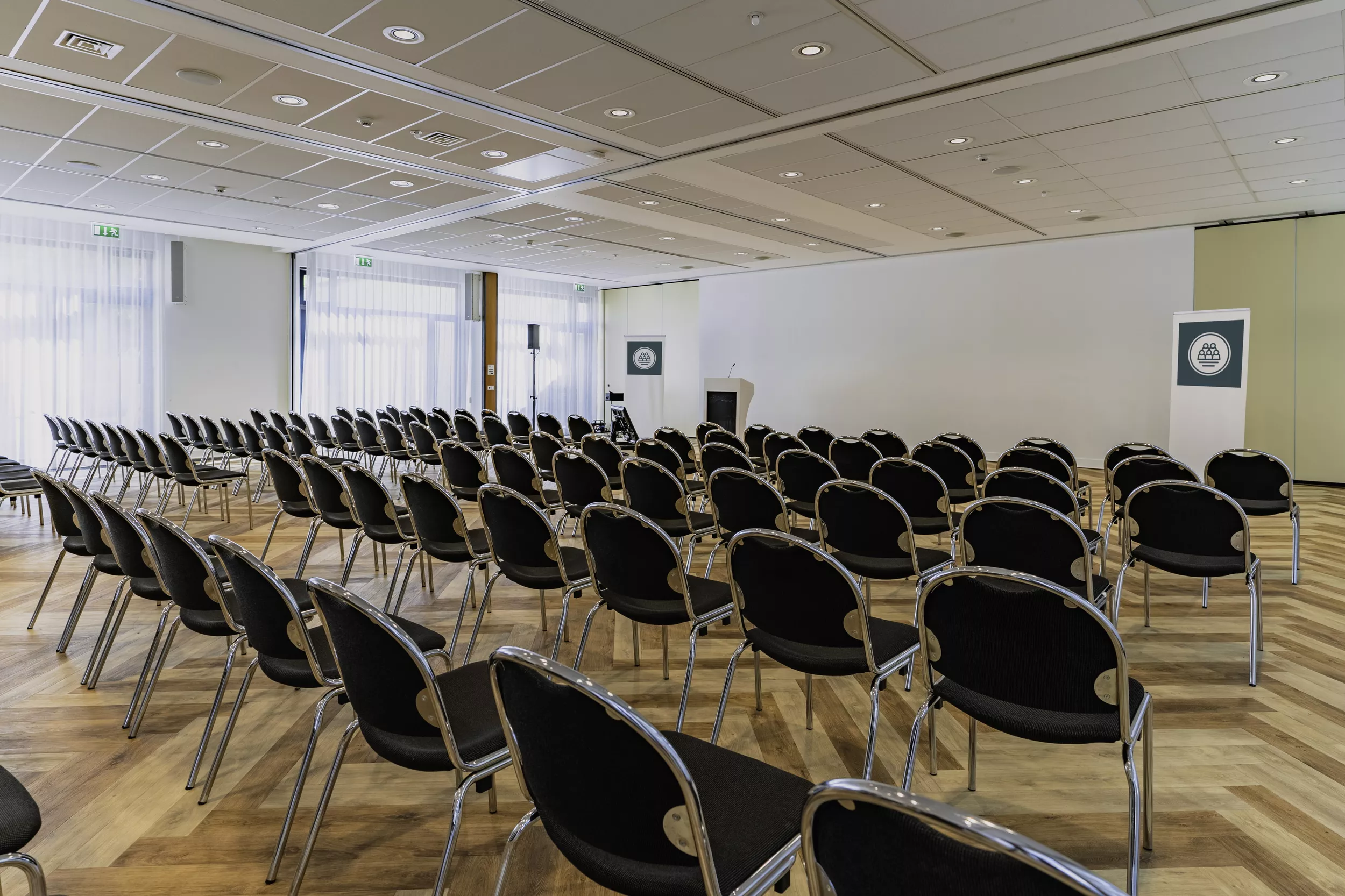 Berliner Saal, Tagungssaal mit vielen Stuhlreihen, Vorne eine große Leinwand