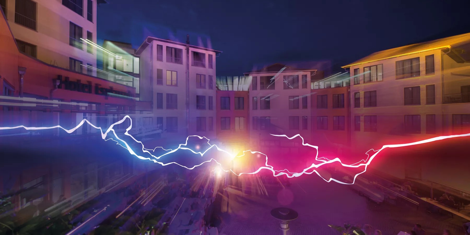 verschwommener Hotelinnenhof mit animierten roten und blauen Blitzen, die von rechts und links kommen und sich in der Mitte treffen