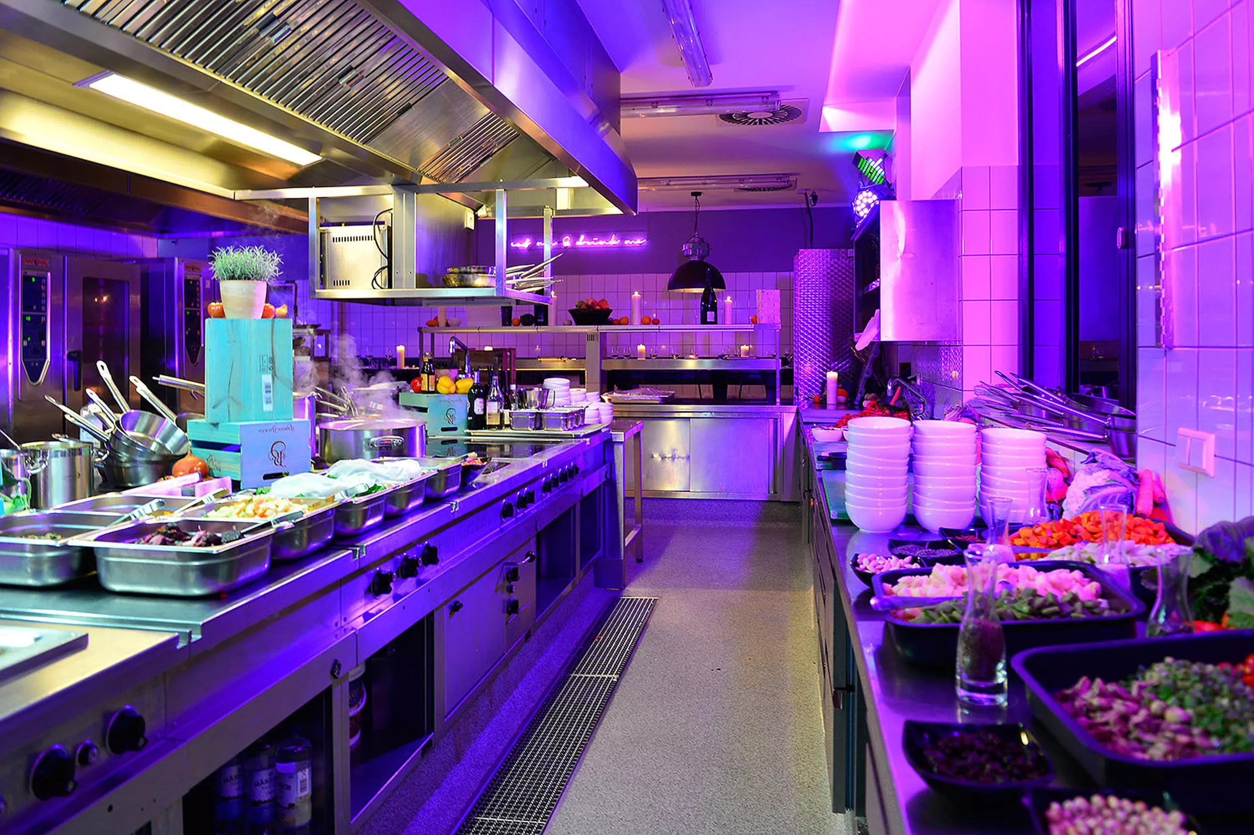 lila beleuchtete Restaurantküche